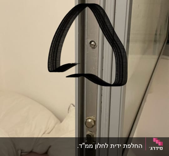 חלון פתוח עם מנגנון נעילה נראה בבירור